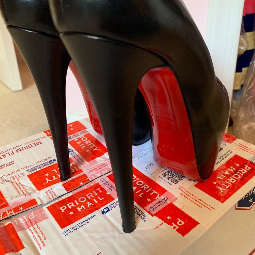 38.5 Christian Louboutin Pumps